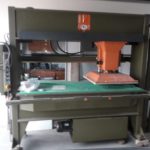 Atom Karrenbalk 750 x 750 mm kop 2000 x 750 mm tafel 25 ton stansdruk